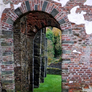 Suite de passages voûtés, murs en briques et en pierres - en ruine - Belgique  - collection de photos clin d'oeil, catégorie rues